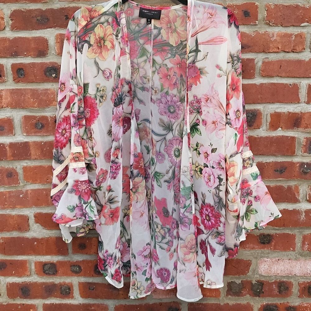 Romeoā&Ā JulietāCoutureāKimono - Picture 2 of 6